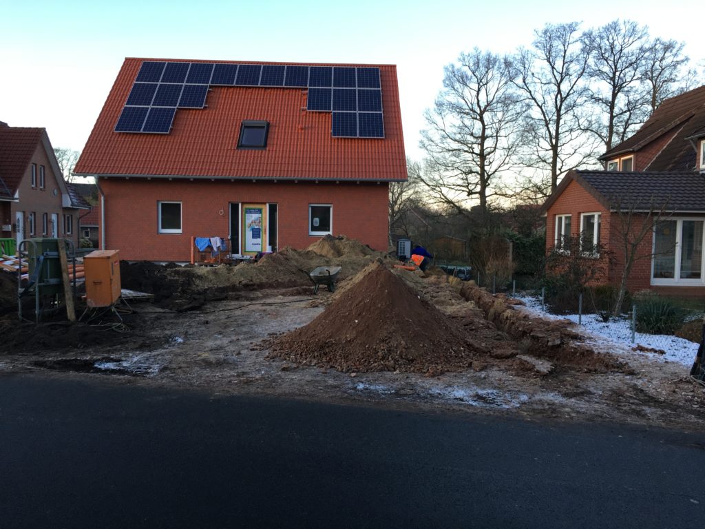 Unser Schlachtfeld beim Aushub für den Abwasseranschluss